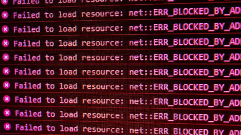 Czerwony ekran komputera wyświetlający liczne błędy ładowania zasobów i awarii strony internetowej.