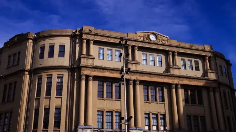 Zabytkowy, masywny budynek z kolumnami, kojarzący się z historyczną architekturą pocztową w Gdańsku.
