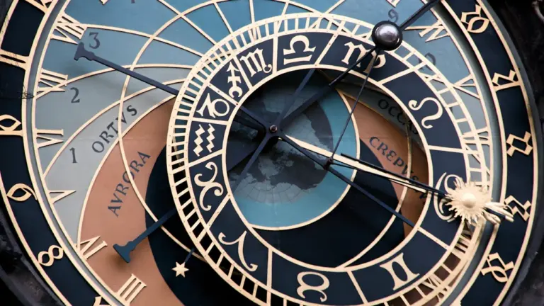 Złota tarcza zegara astronomicznego z symbolami zodiaku w Pradze na niedzielę.